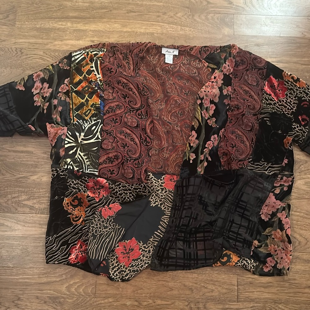 Open concept blouse. Excellent condition!